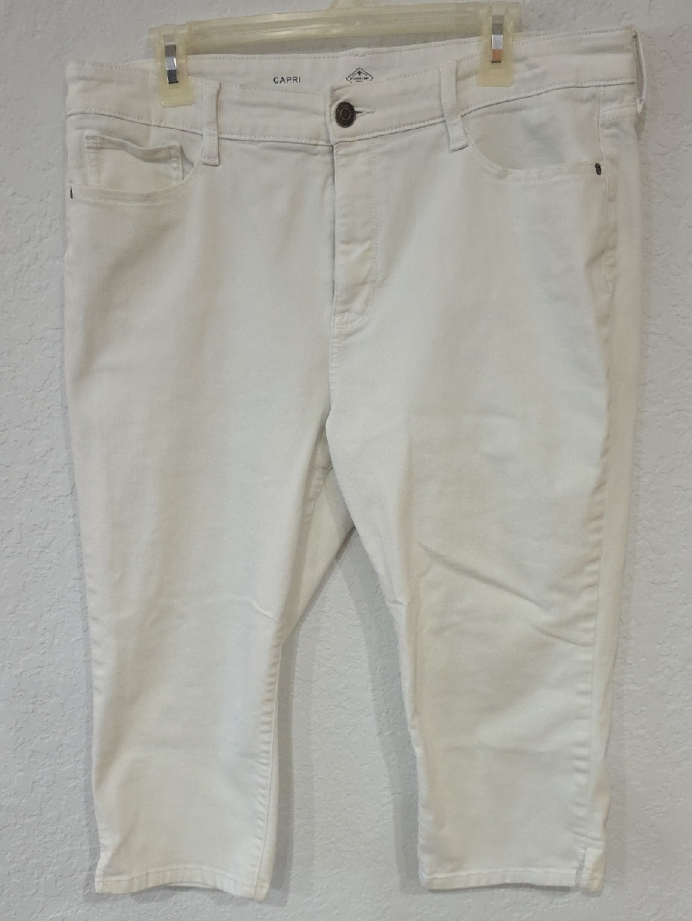 St. John’s Bay White Capri Pants